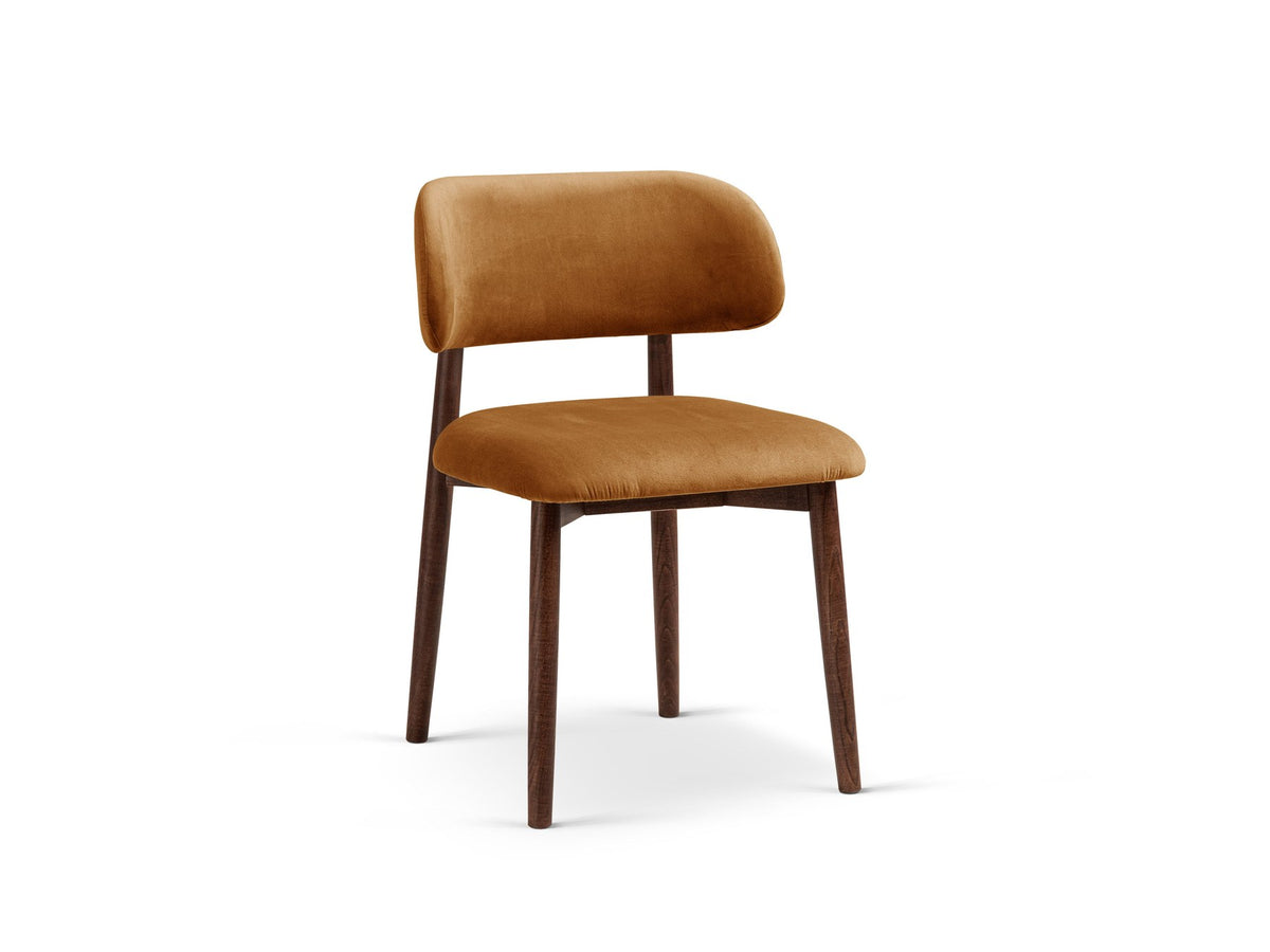 Beige gepolsterter Stuhl mit dick strukturiertem Bouclé-Stoff, gerader Rückenlehne und vier Beinen aus Nussbaumholz, Frontalansicht.
