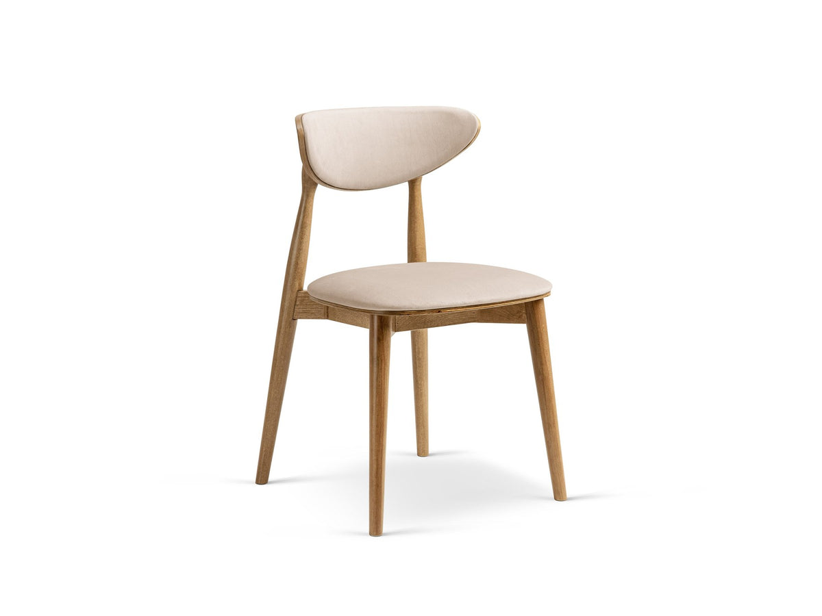 Foto des Rina Stuhls von Micadoni mit samtigem Bezug in Mandel Beige, gepolsterter Rückenlehne und Beinen aus amerikanischem Nussbaum.