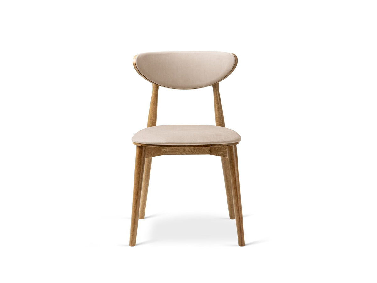 Foto des Rina Stuhls von Micadoni mit samtigem Bezug in Mandel Beige, gepolsterter Rückenlehne und Beinen aus amerikanischem Nussbaum.