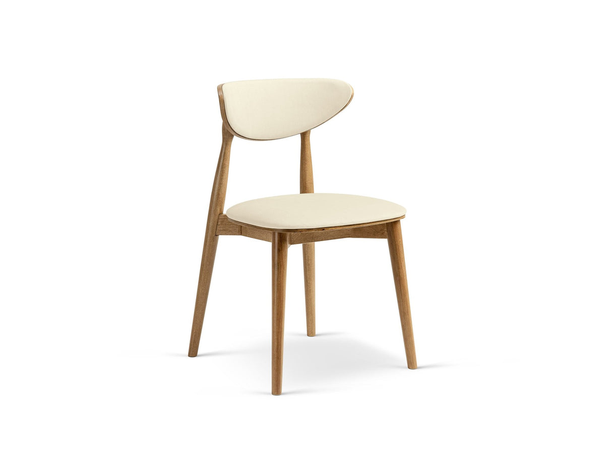 Foto des Rina Stuhls von Micadoni mit samtigem Bezug in Mandel Beige, gepolsterter Rückenlehne und Beinen aus amerikanischem Nussbaum.