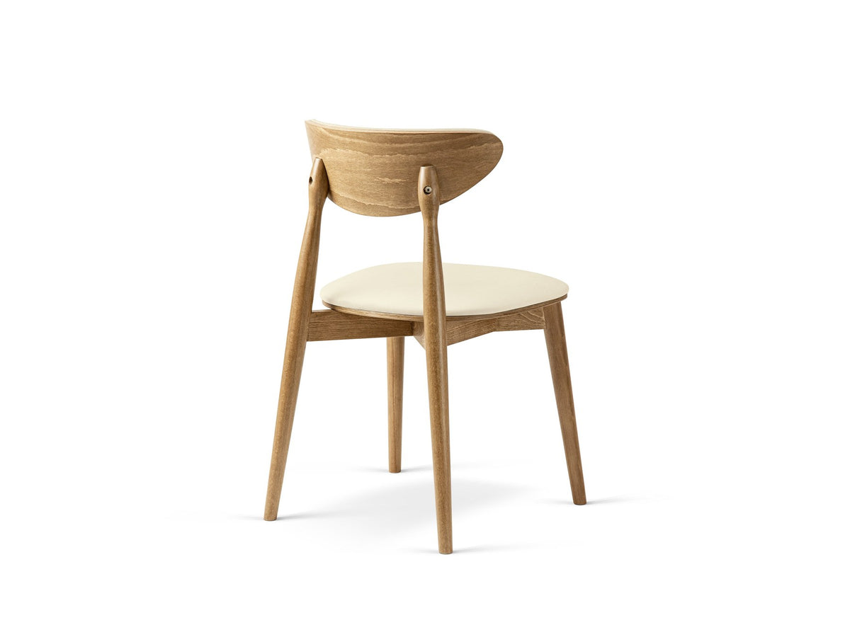 Foto des Rina Stuhls von Micadoni mit samtigem Bezug in Mandel Beige, gepolsterter Rückenlehne und Beinen aus amerikanischem Nussbaum.