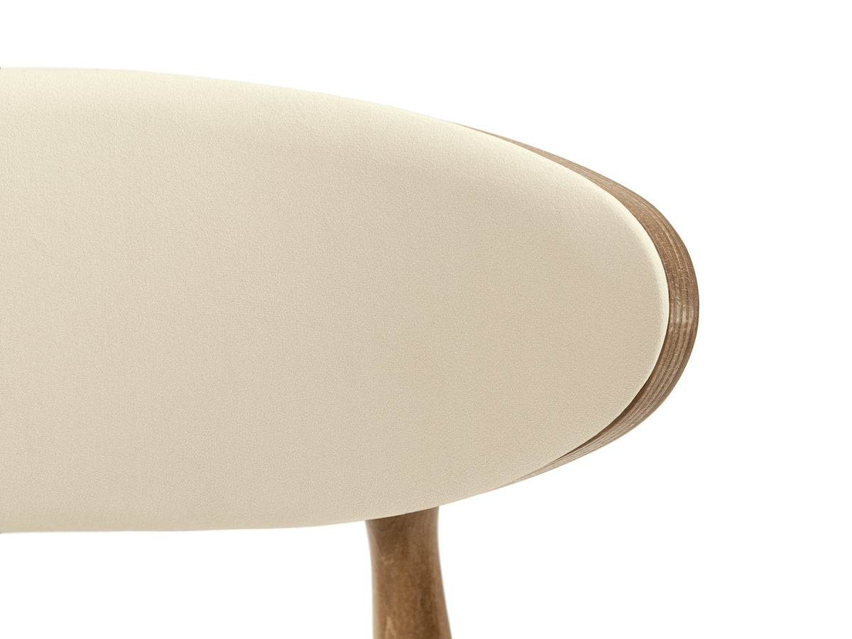 Foto des Rina Stuhls von Micadoni mit samtigem Bezug in Mandel Beige, gepolsterter Rückenlehne und Beinen aus amerikanischem Nussbaum.