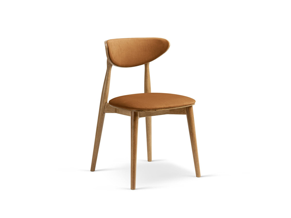 Foto des Rina Stuhls von Micadoni mit samtigem Bezug in Mandel Beige, gepolsterter Rückenlehne und Beinen aus amerikanischem Nussbaum.