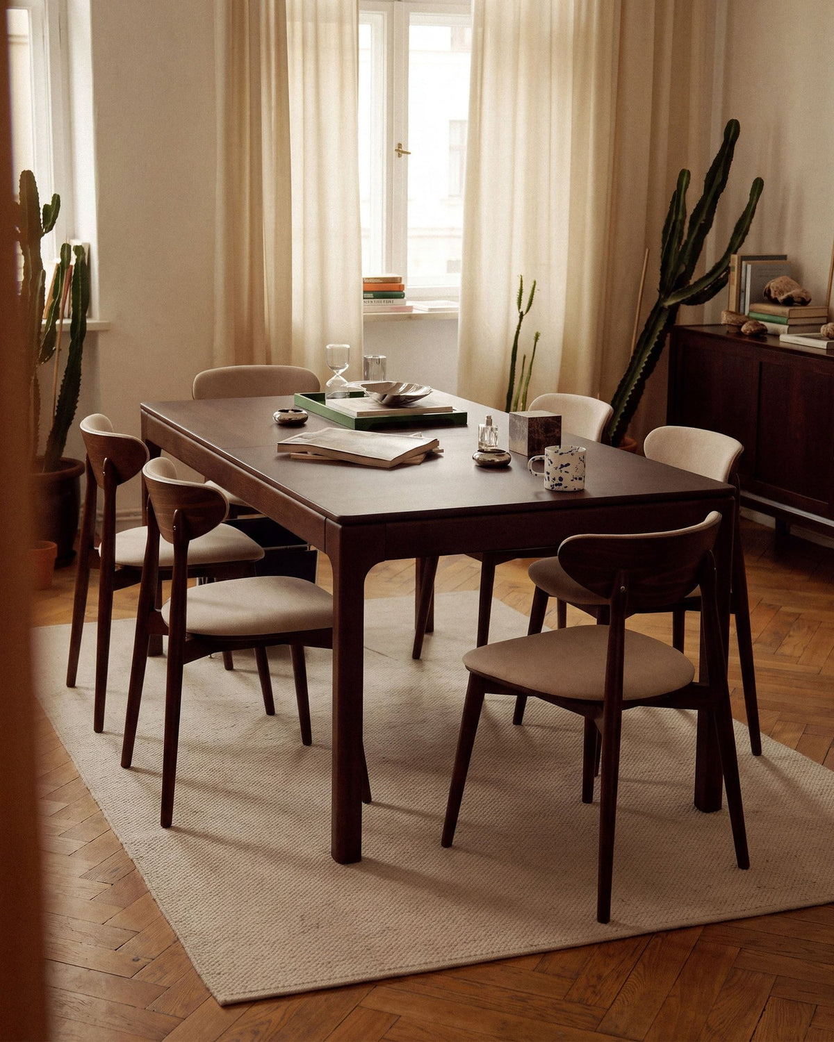 Foto des Rina Stuhls von Micadoni mit samtigem Bezug in Mandel Beige, gepolsterter Rückenlehne und Beinen aus amerikanischem Nussbaum.