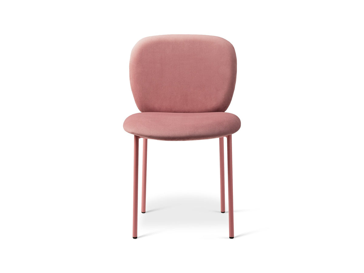 Rosa Samtstuhl Caroline von Micadoni mit schlanken Stahlbeinen im Flamingo-Design, gepolsterter Sitzfläche und hoher Rückenlehne.