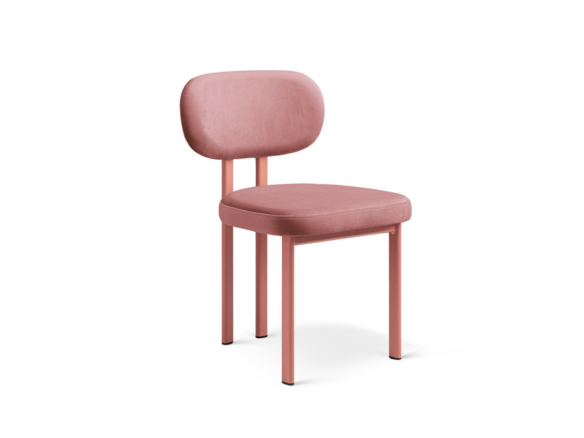 Produktfoto des Sam Samtiger Stuhls von Micadoni in Puderrosa mit Bouclé-Stoff, gepolstertem Sitz und schlanken Stahlbeinen im Flamingo-Design.