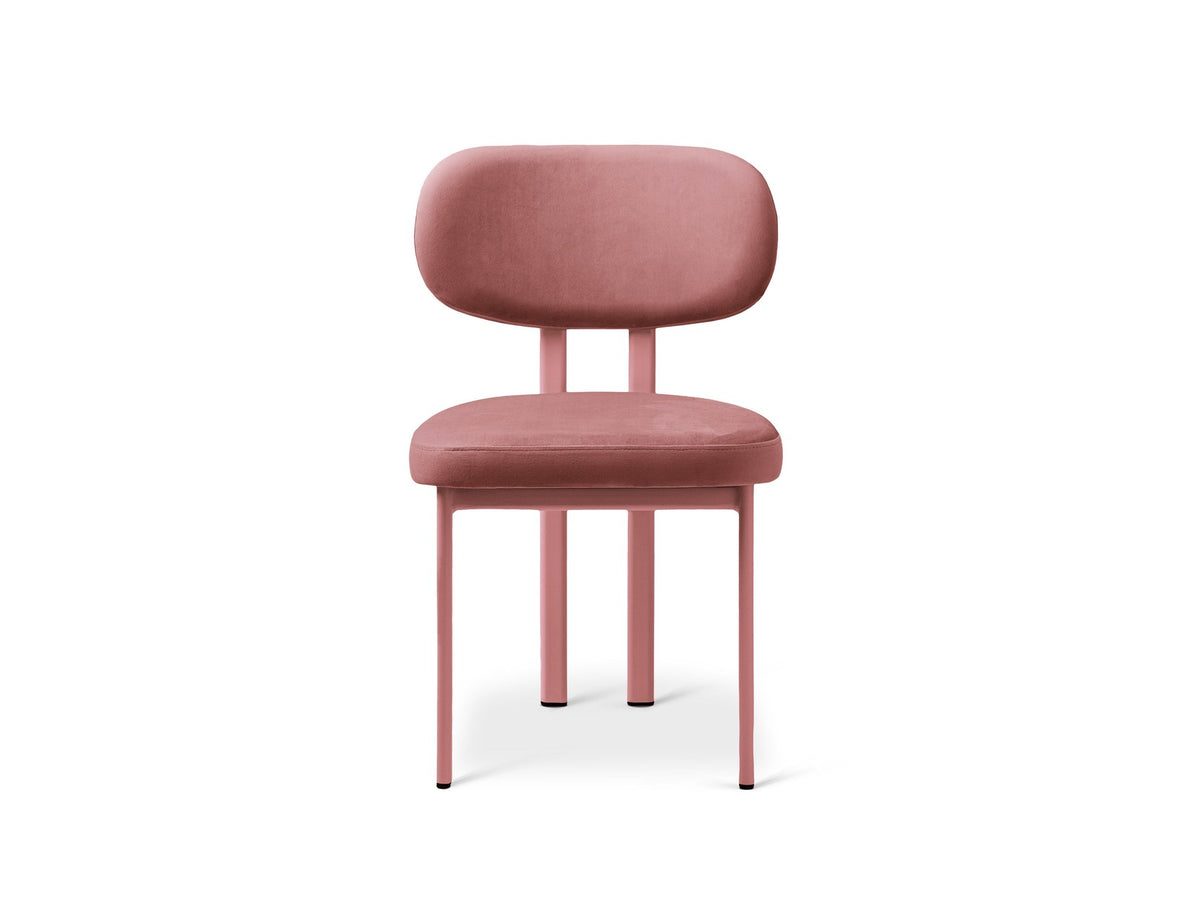 Produktfoto des Sam Samtiger Stuhls von Micadoni in Puderrosa mit Bouclé-Stoff, gepolstertem Sitz und schlanken Stahlbeinen im Flamingo-Design.