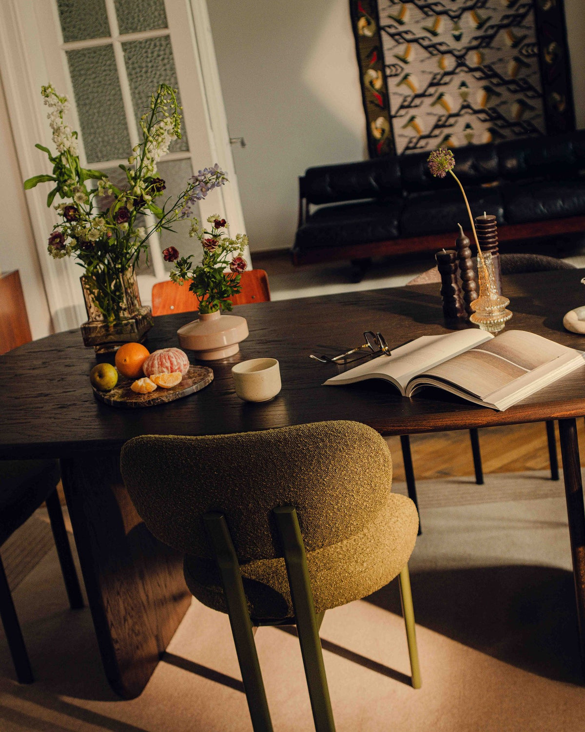 Produktfoto des Sam Samtiger Stuhls von Micadoni in Puderrosa mit Bouclé-Stoff, gepolstertem Sitz und schlanken Stahlbeinen im Flamingo-Design.