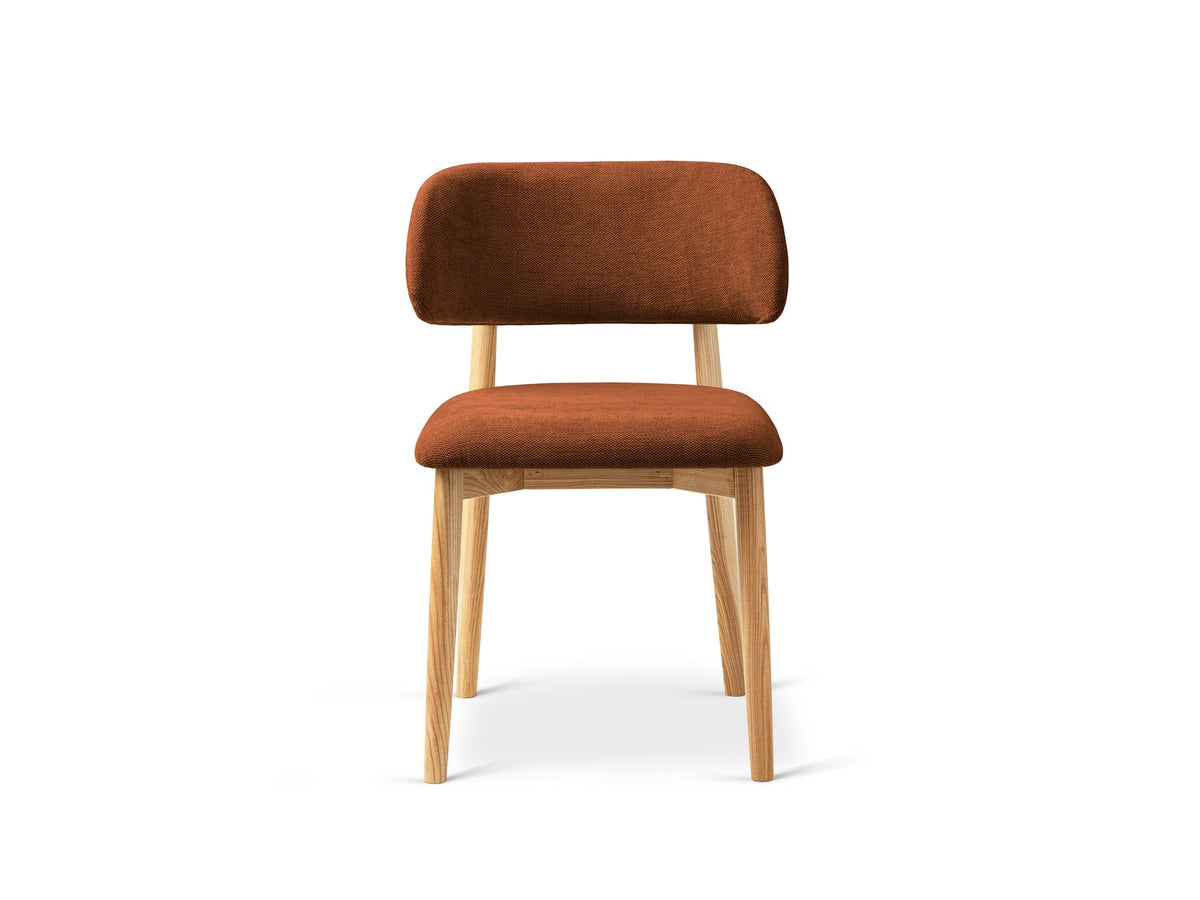 Stuhl Evan von Micadoni in Beige mit strukturiertem Bouclé-Bezug, Sitz- und Rückenpolster sowie Beinen aus natürlichem Buchenholz.