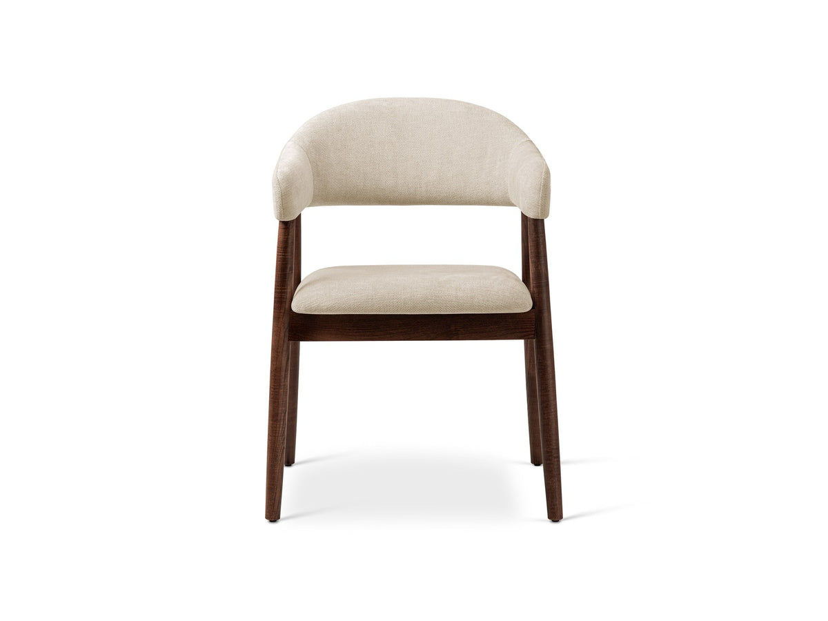 Foto vom Adra Samtstuhl in Mandel beige mit weichem Samtbezug, gepolsterter Sitzfläche und Beinen aus Nussbaum-Holz.