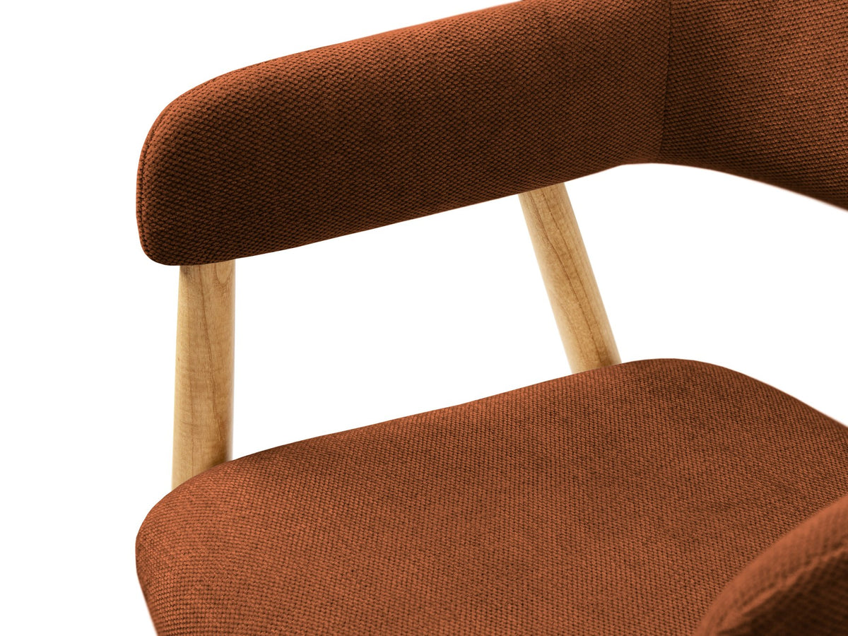 Foto vom Adra Samtstuhl in Mandel beige mit weichem Samtbezug, gepolsterter Sitzfläche und Beinen aus Nussbaum-Holz.