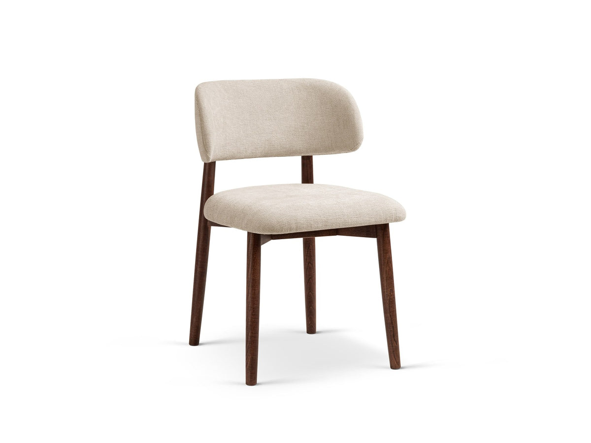 Beige gepolsterter Stuhl mit dick strukturiertem Bouclé-Stoff, gerader Rückenlehne und vier Beinen aus Nussbaumholz, Frontalansicht.