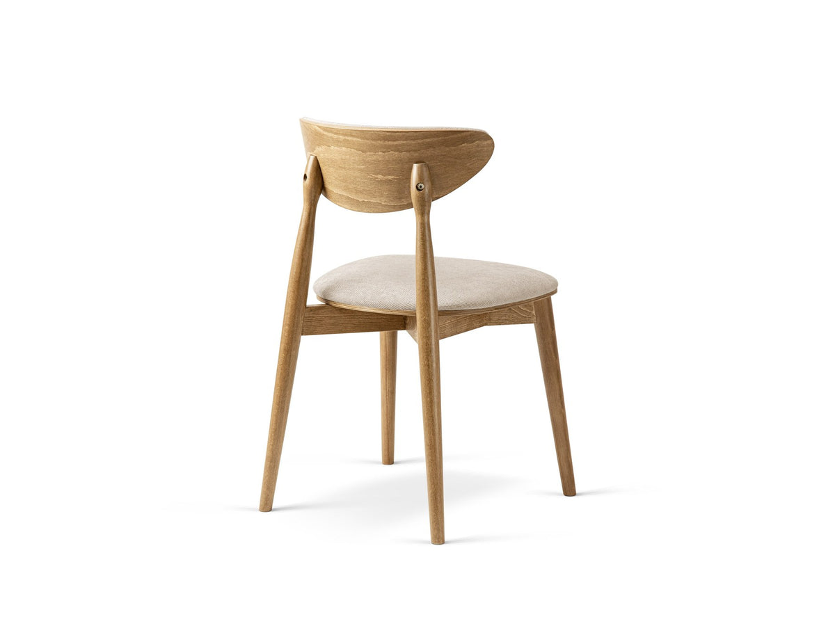 Foto des Rina Stuhls von Micadoni mit samtigem Bezug in Mandel Beige, gepolsterter Rückenlehne und Beinen aus amerikanischem Nussbaum.