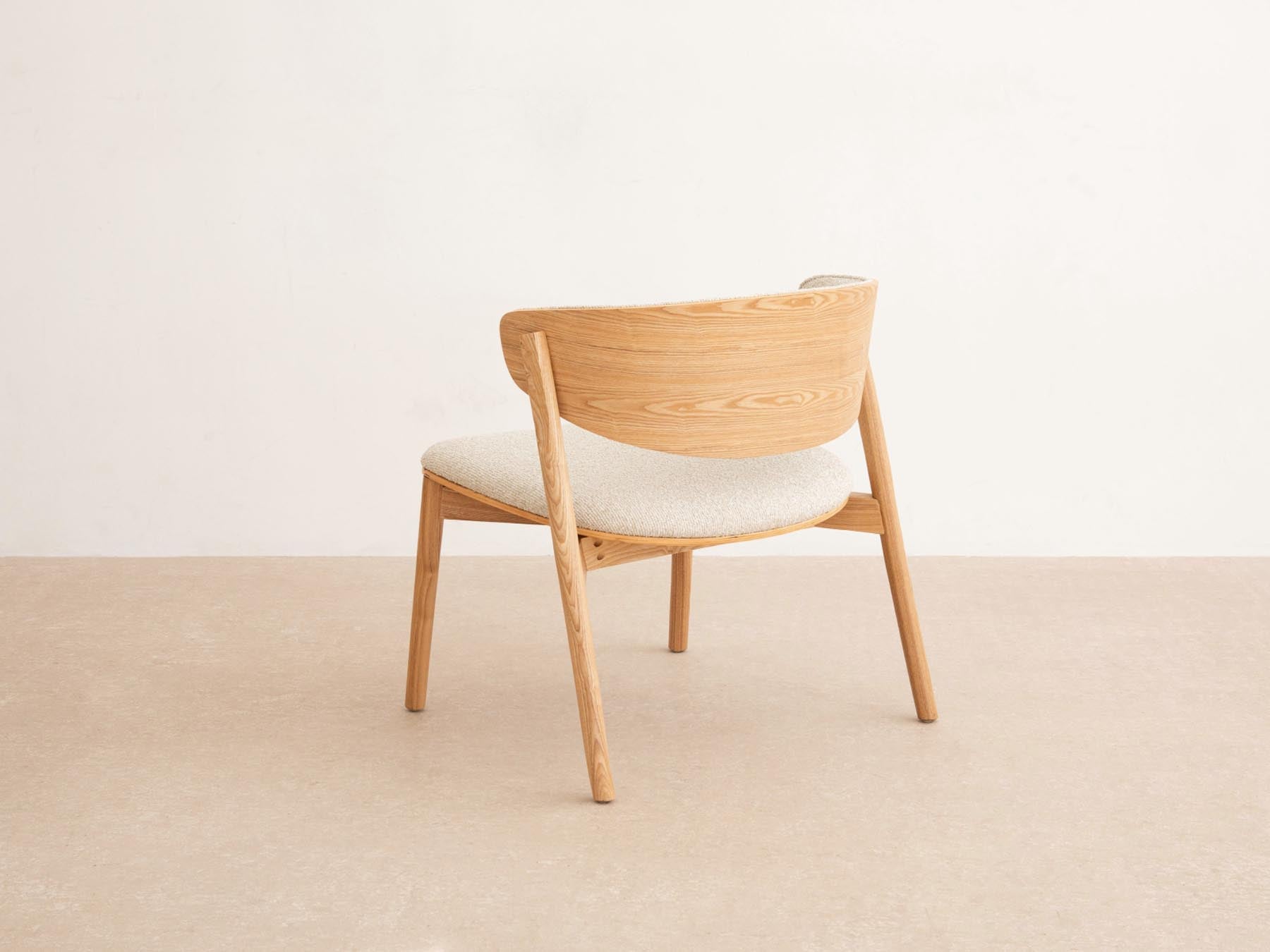 Eleganter Sessel Remoli in sanftem Beige, ideal für stilvolle Wohnräume und entspannte Stunden, erhältlich bei Micadoni.