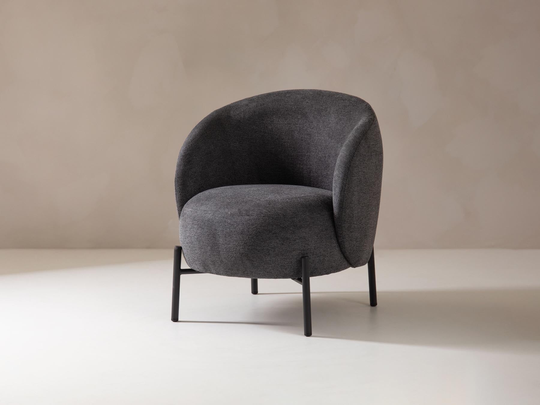 Eleganter 1-Sitzer Sessel Amaltea in zeitlosem Dunkelgrau, ideal für entspannte Stunden und geschmackvolle Wohnräume.