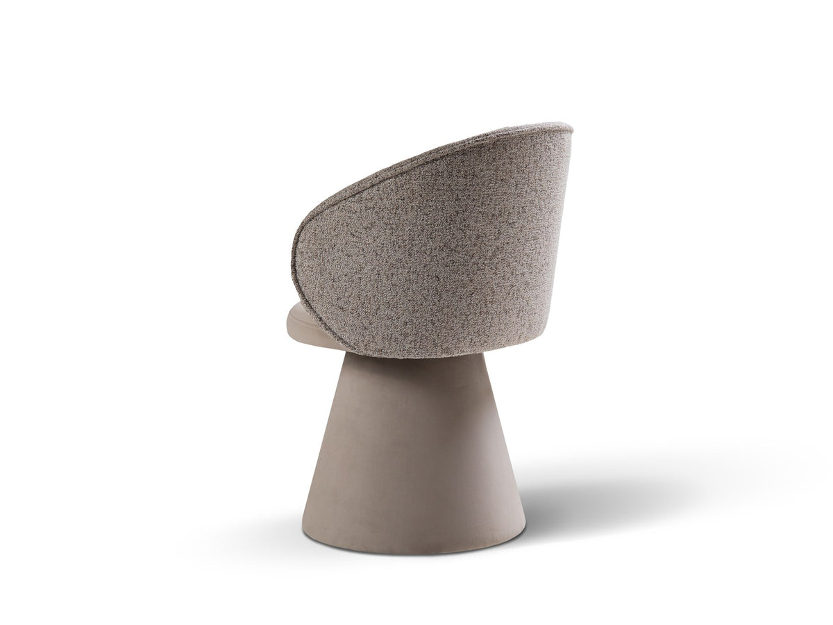 Drehstuhl Inez mit beige meliertem Bezug, Sitzfläche aus Samt, Rückenlehne aus strukturiertem Stoff, Beine aus Samt, geometrische Form.