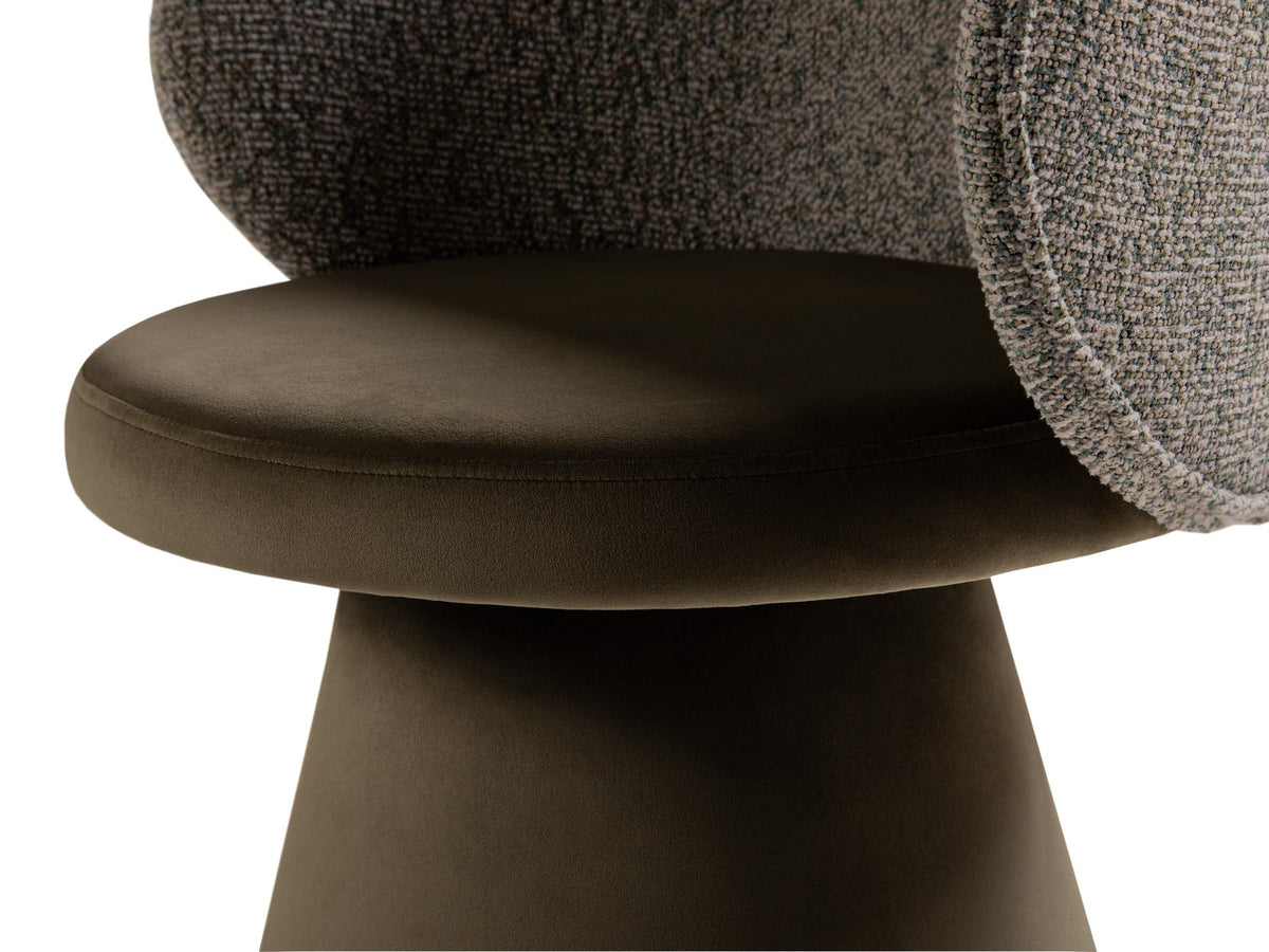 Drehstuhl Inez mit beige meliertem Bezug, Sitzfläche aus Samt, Rückenlehne aus strukturiertem Stoff, Beine aus Samt, geometrische Form.