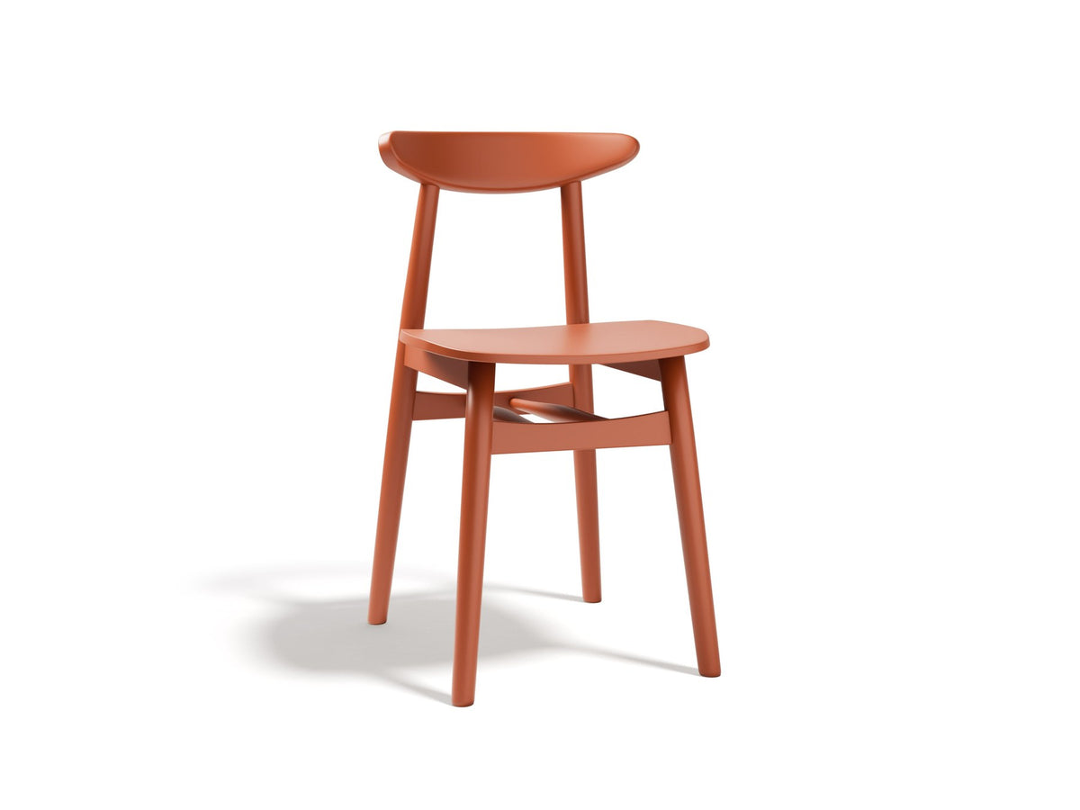 Stuhl Elie von Micadoni in Flamingo mit gepolstertem Sitz, schmaler Rückenlehne und Beinen aus Buchenholz, freistehend fotografiert.