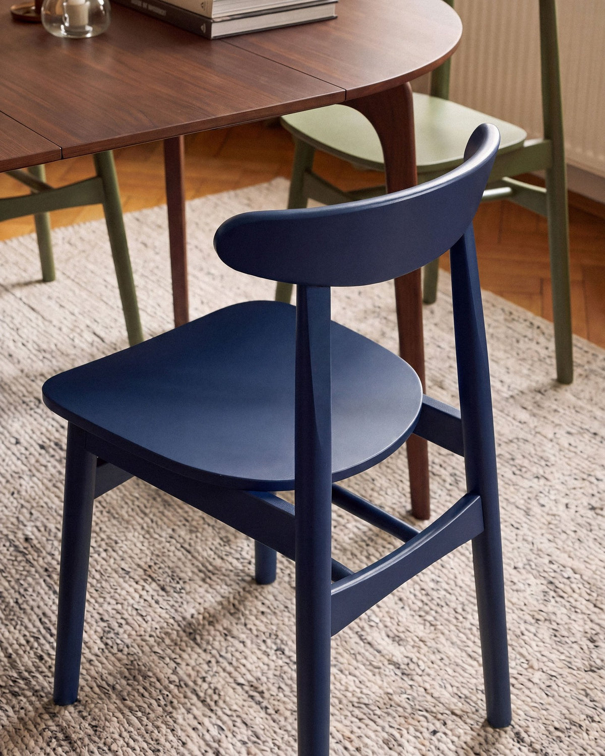 Stuhl Elie von Micadoni in Flamingo mit gepolstertem Sitz, schmaler Rückenlehne und Beinen aus Buchenholz, freistehend fotografiert.