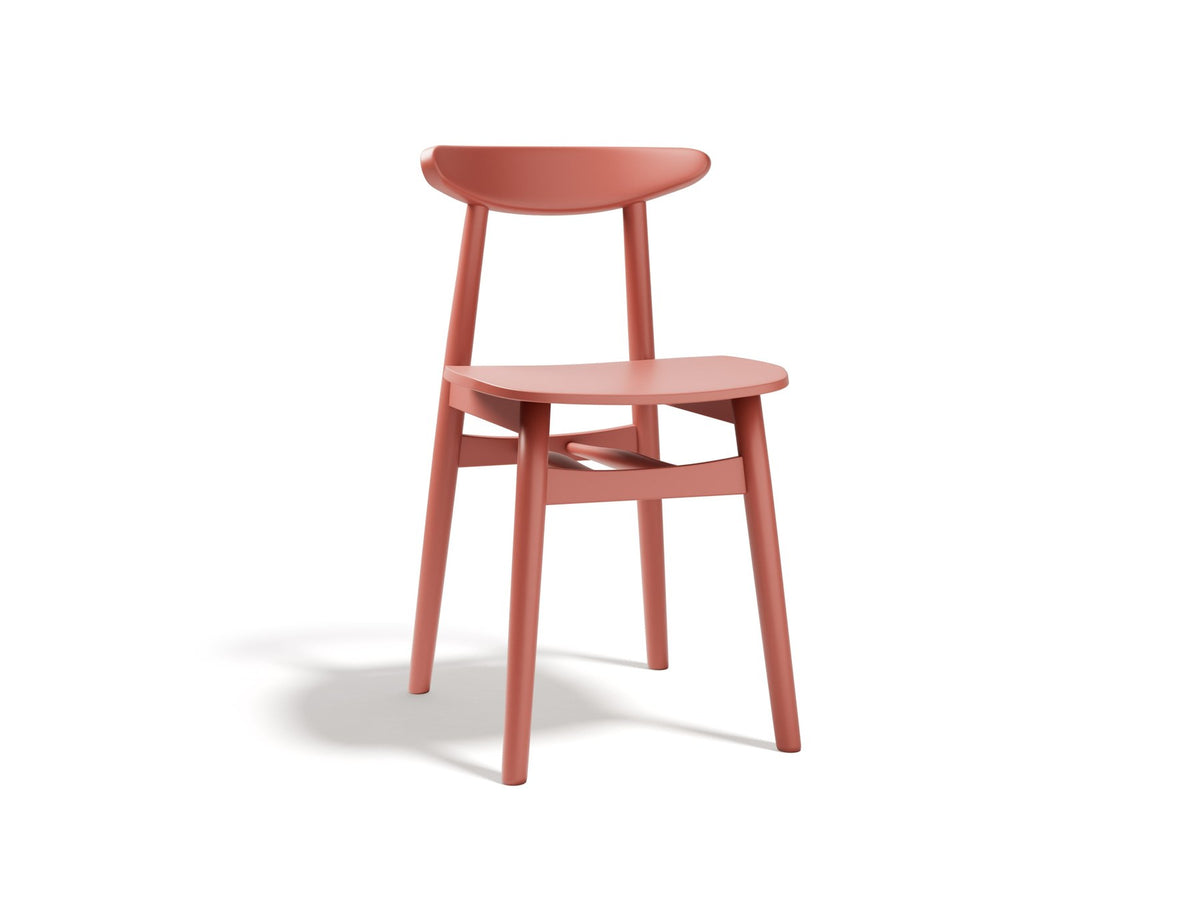 Stuhl Elie von Micadoni in Flamingo mit gepolstertem Sitz, schmaler Rückenlehne und Beinen aus Buchenholz, freistehend fotografiert.
