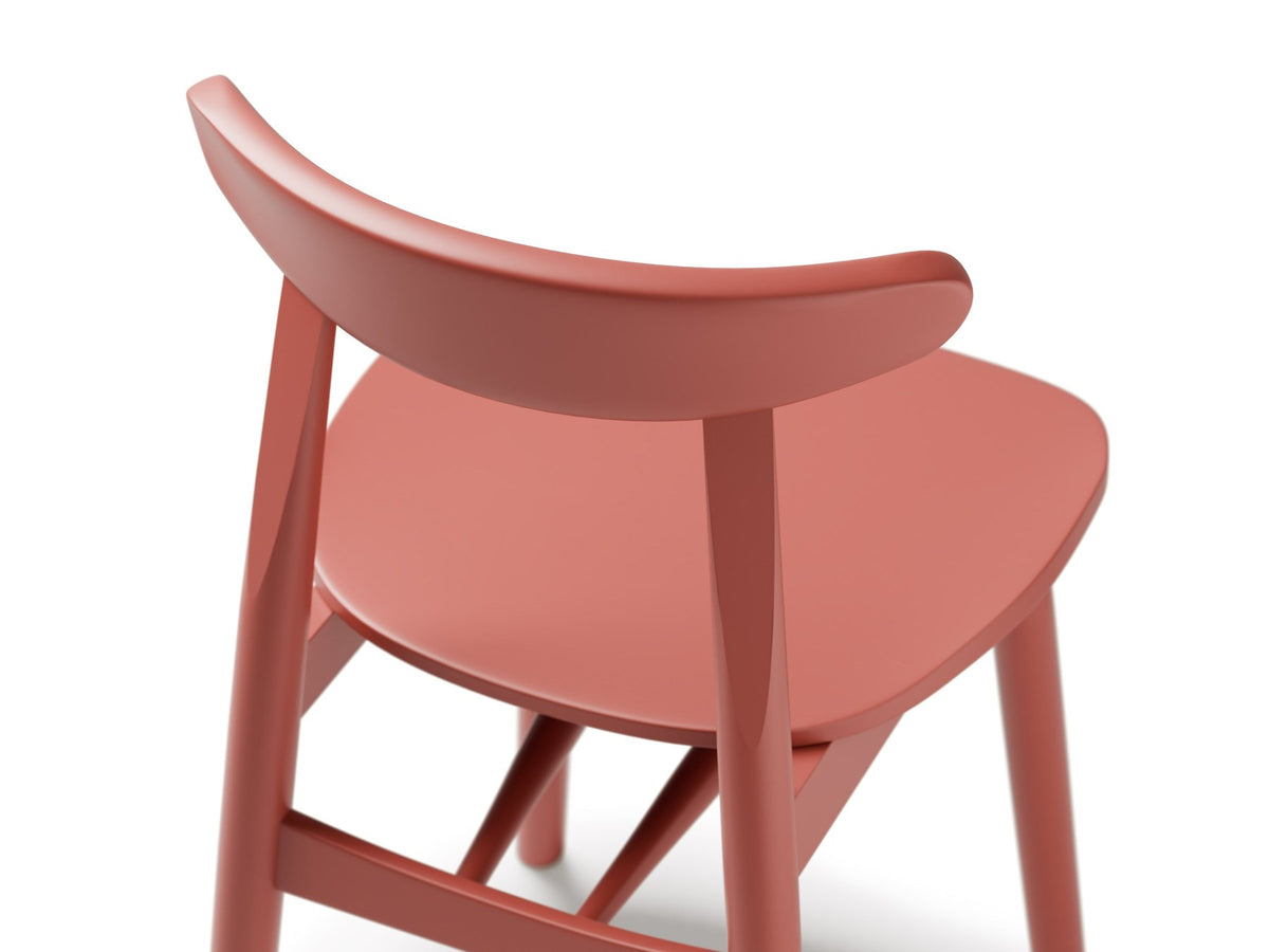 Stuhl Elie von Micadoni in Flamingo mit gepolstertem Sitz, schmaler Rückenlehne und Beinen aus Buchenholz, freistehend fotografiert.