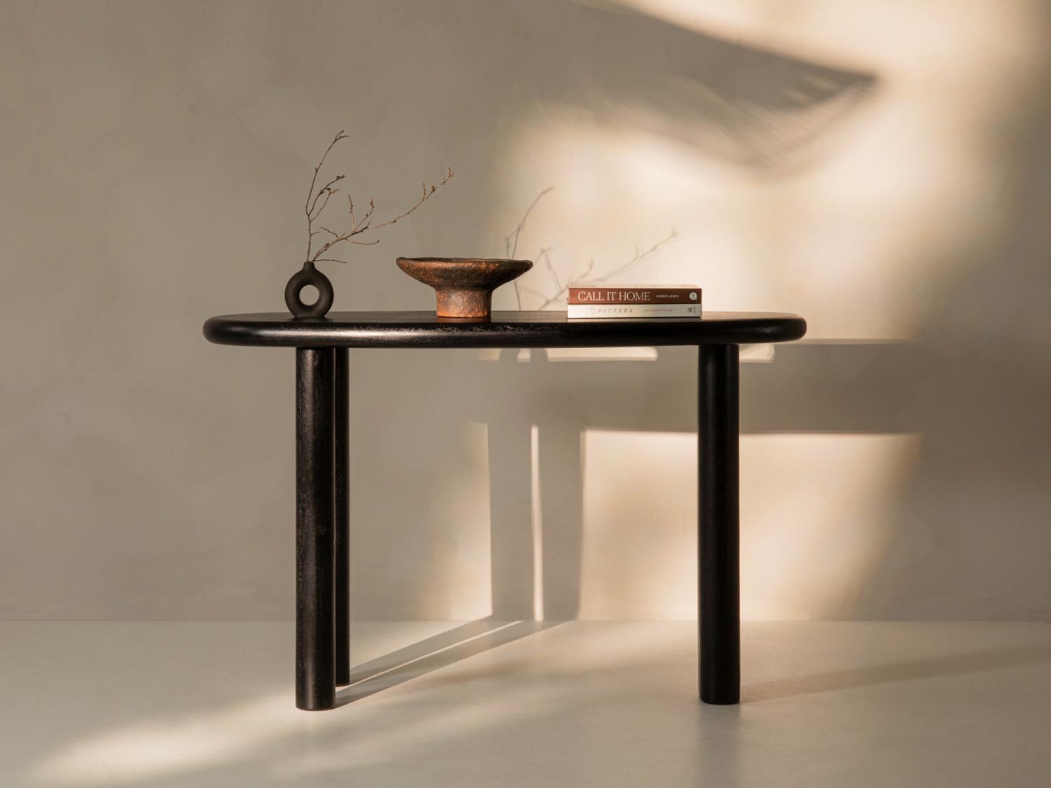 Eleganter Konsolentisch Aita von Micadoni, ideal für Flure oder Wohnzimmer, mit stilvollem Design und kompakten Abmessungen von 120x50x76 cm.