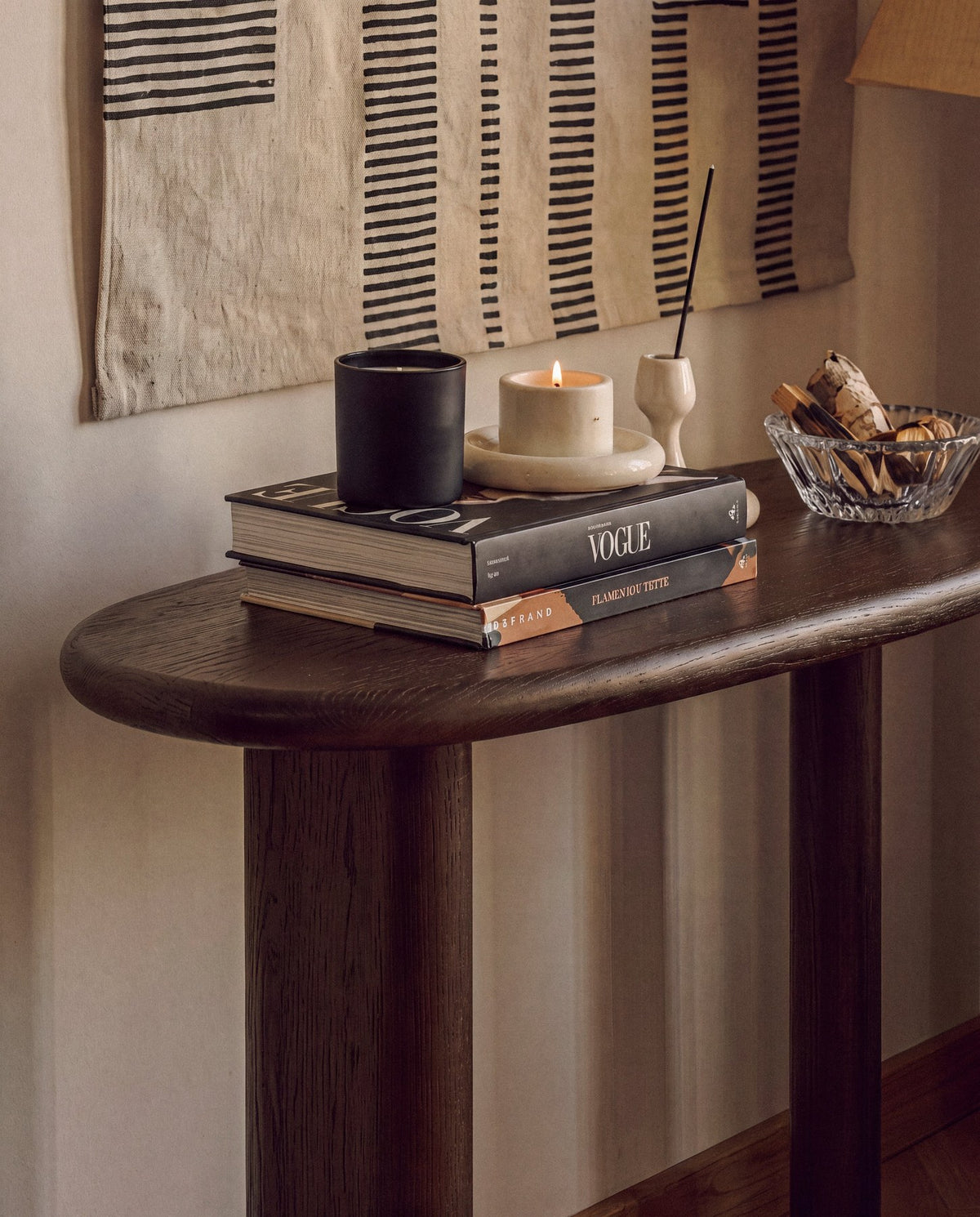 Konsolentisch Izzie aus Holz in Schwarze Eiche mit runden Holzbeinen, gebürsteter Oberfläche und rechteckiger Tischplatte von Micadoni.