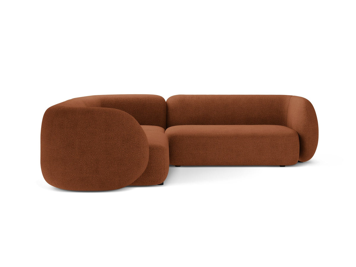 Weisses modulares Ecksofa Kate von Micadoni mit Baloo-Stoffbezug, niedriger Rückenlehne und schwarzen Kunststoffbeinen aus Polypropylen.