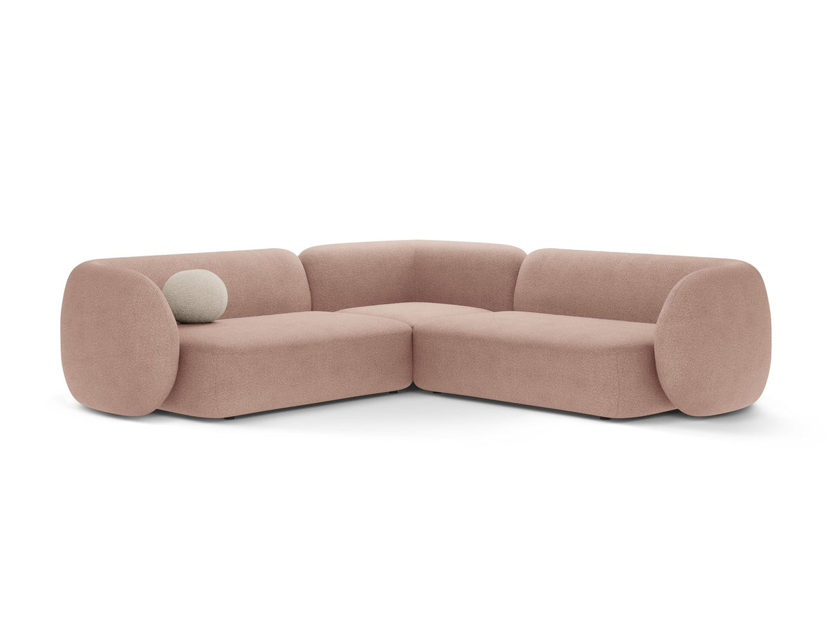Weisses modulares Ecksofa Kate von Micadoni mit Baloo-Stoffbezug, niedriger Rückenlehne und schwarzen Kunststoffbeinen aus Polypropylen.