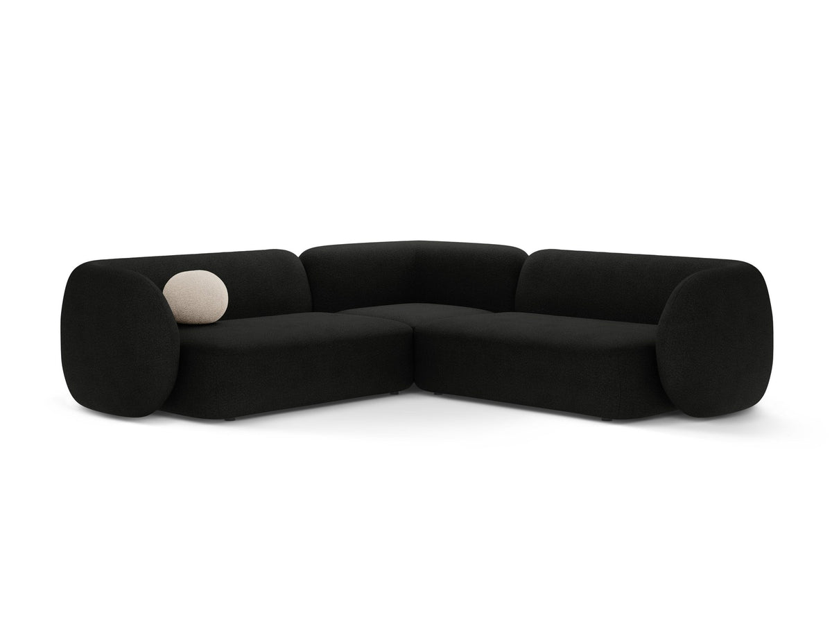 Weisses modulares Ecksofa Kate von Micadoni mit Baloo-Stoffbezug, niedriger Rückenlehne und schwarzen Kunststoffbeinen aus Polypropylen.