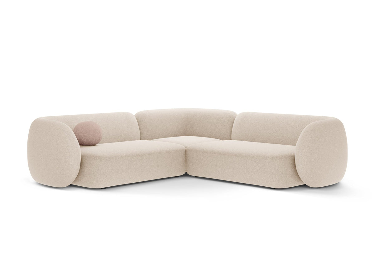 Weisses modulares Ecksofa Kate von Micadoni mit Baloo-Stoffbezug, niedriger Rückenlehne und schwarzen Kunststoffbeinen aus Polypropylen.