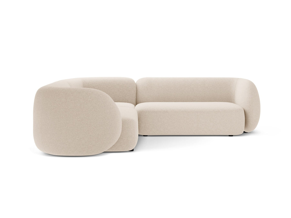 Weisses modulares Ecksofa Kate von Micadoni mit Baloo-Stoffbezug, niedriger Rückenlehne und schwarzen Kunststoffbeinen aus Polypropylen.