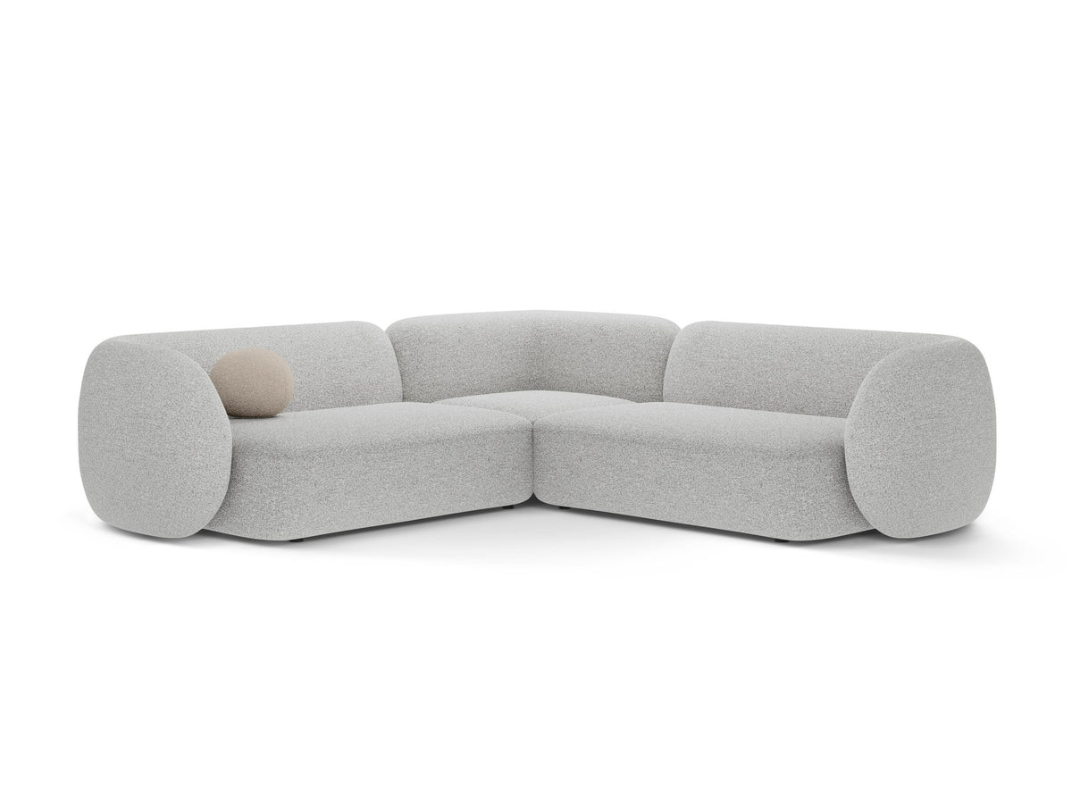 Weisses modulares Ecksofa Kate von Micadoni mit Baloo-Stoffbezug, niedriger Rückenlehne und schwarzen Kunststoffbeinen aus Polypropylen.