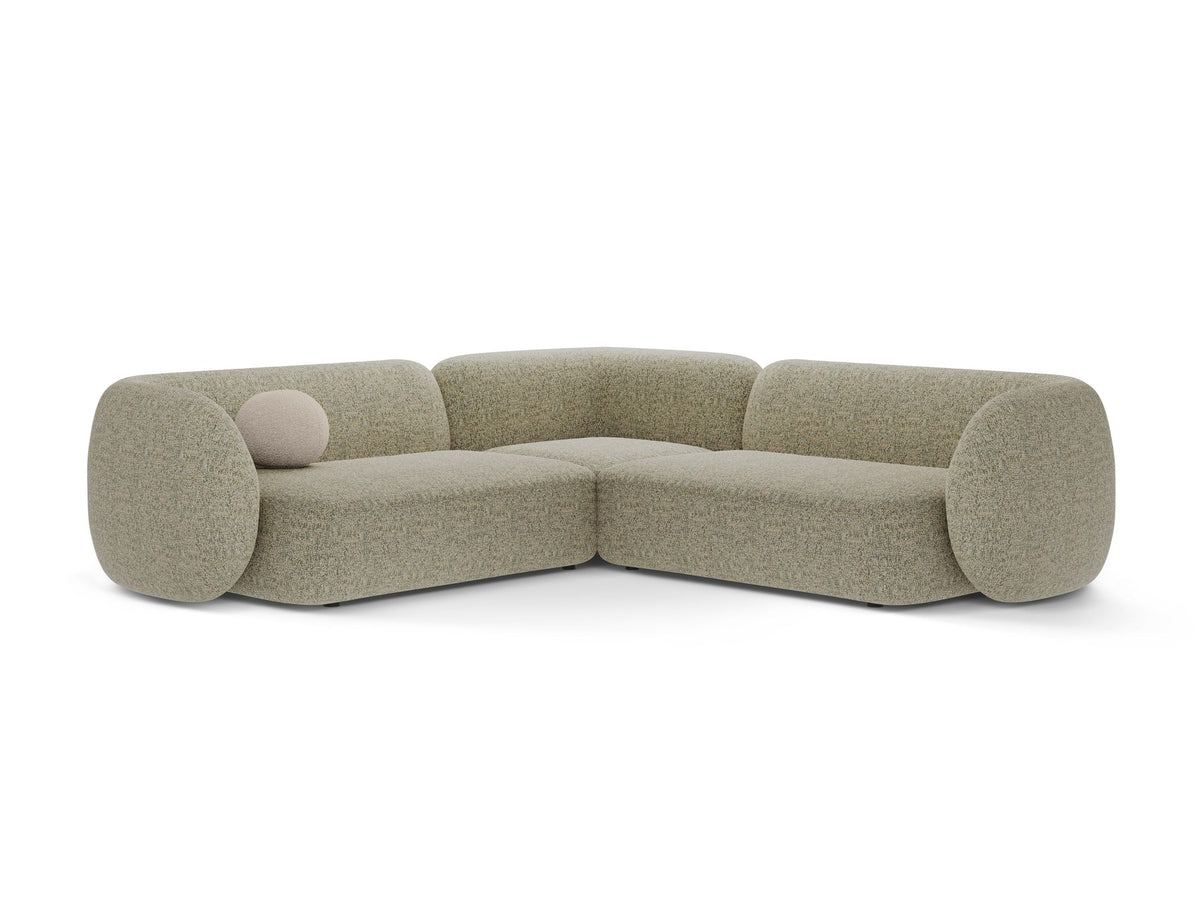 Weisses modulares Ecksofa Kate von Micadoni mit Baloo-Stoffbezug, niedriger Rückenlehne und schwarzen Kunststoffbeinen aus Polypropylen.