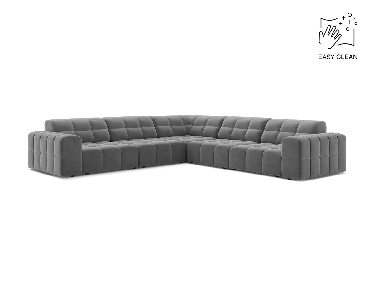 Symmetrisches Ecksofa Jennifer von Micadoni in beige mit Chenille-Bezug, schwarzen Kunststoffbeinen und breiter Sitzfläche.