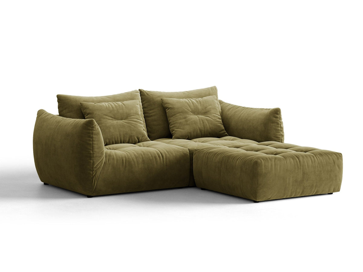 Modulares Ecksofa Bloom in leichtem Beige mit Veloursbezug Casino Pearl, schwarzen Kunststoffbeinen und tiefer Sitzfläche, linke Ausführung.