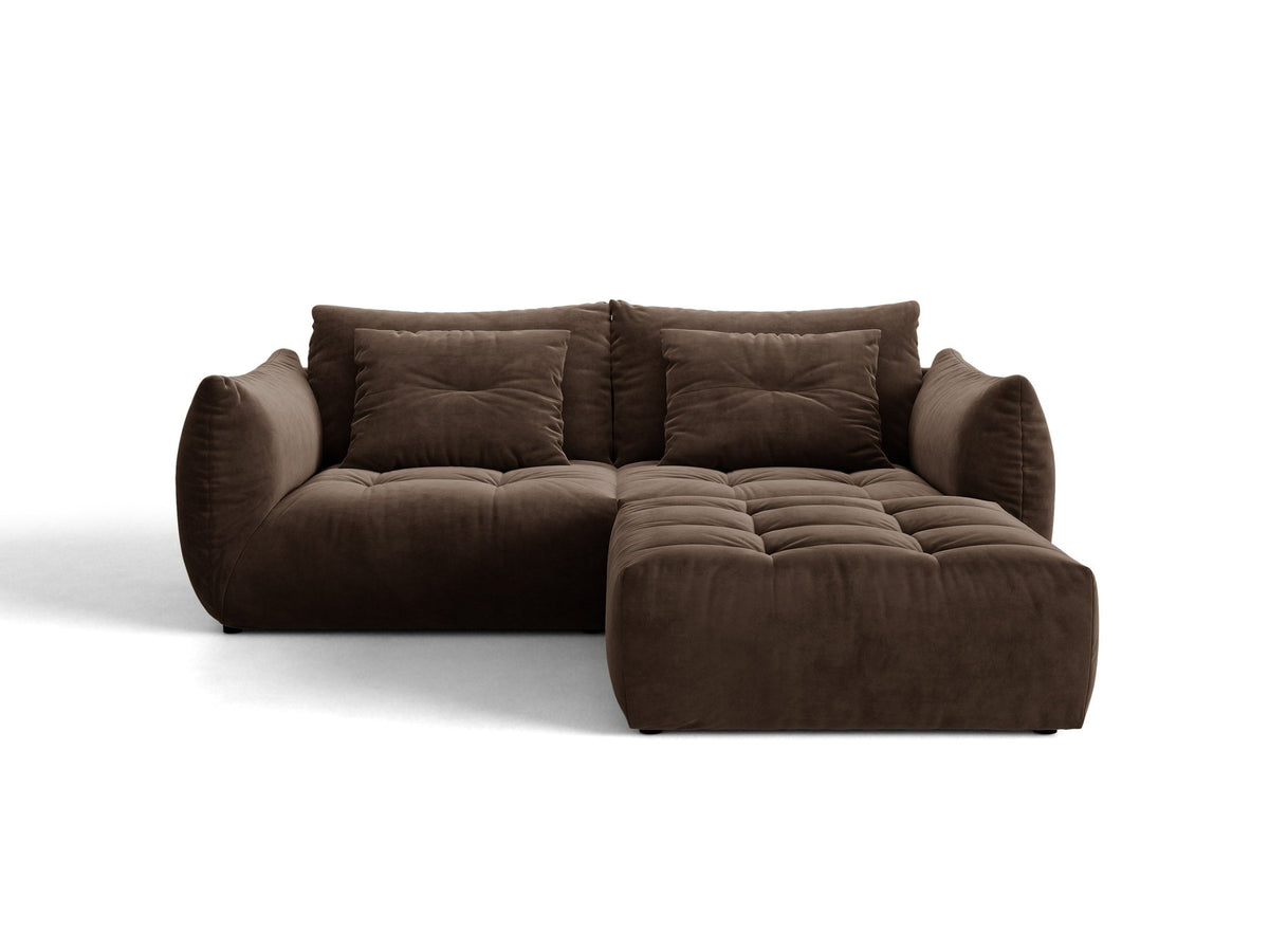 Modulares Ecksofa Bloom in leichtem Beige mit Veloursbezug Casino Pearl, schwarzen Kunststoffbeinen und tiefer Sitzfläche, linke Ausführung.