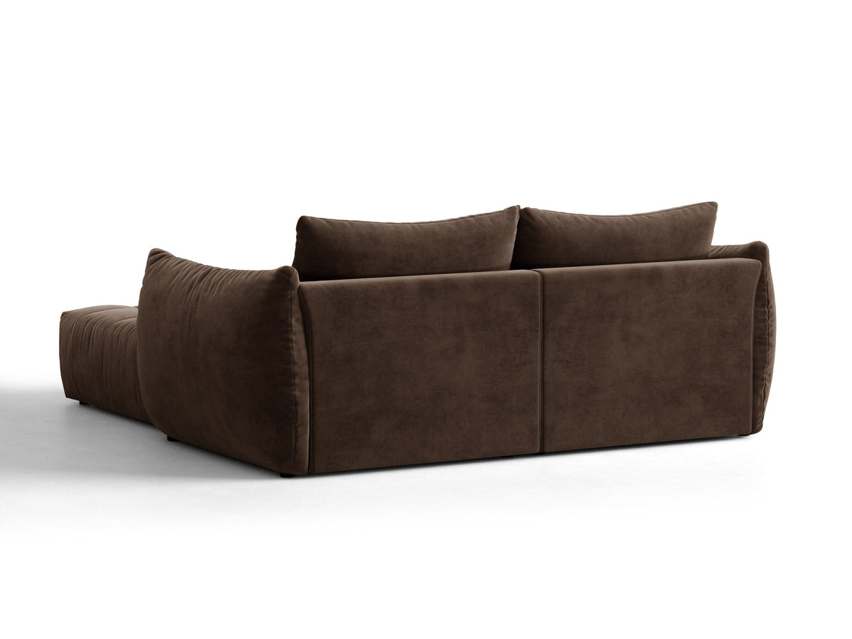 Modulares Ecksofa Bloom in leichtem Beige mit Veloursbezug Casino Pearl, schwarzen Kunststoffbeinen und tiefer Sitzfläche, linke Ausführung.