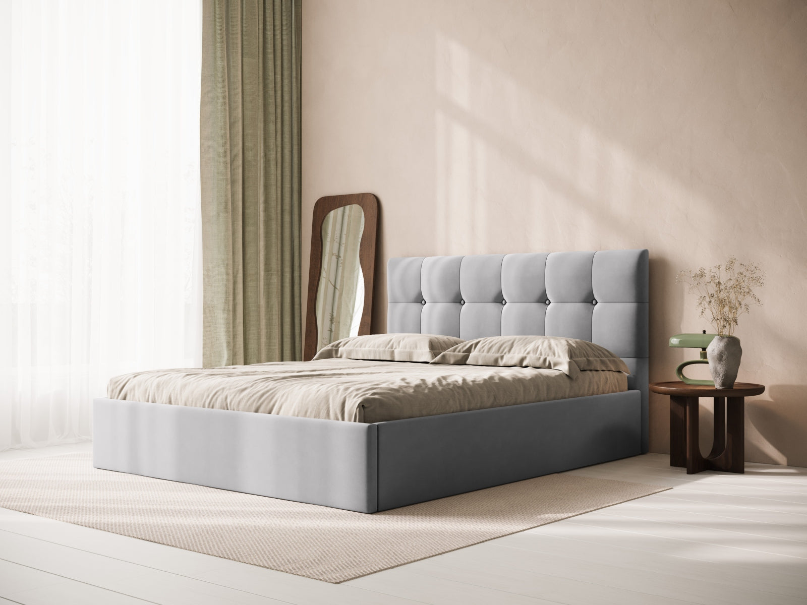 Elegantes Phaedra Velour Kopfteil in sanftem Silberblau, stilvoll inszeniert in einem modernen Schlafzimmer. Perfekt für zeitgemäße Einrichtung.