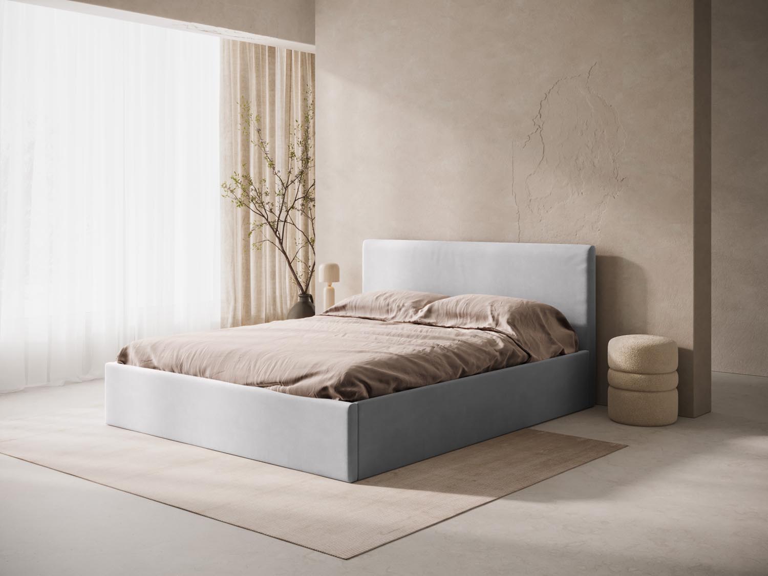 Elegantes Remo Velour Kopfteil in sanftem Silberblau, ideal für stilvolle Schlafzimmergestaltung. Hochwertige Verarbeitung von Micadoni.