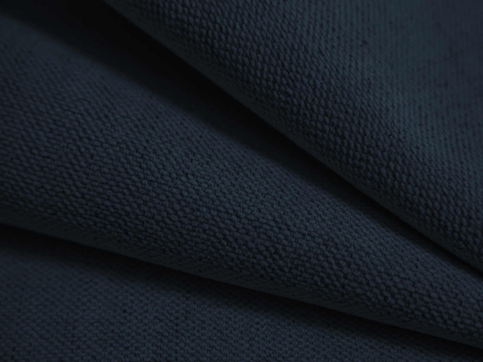 Elegantes Kopfteil Remo in tiefem Blau von Micadoni, ideal für ein modernes Schlafzimmer-Design. Hochwertige Verarbeitung und stilvolle Optik.