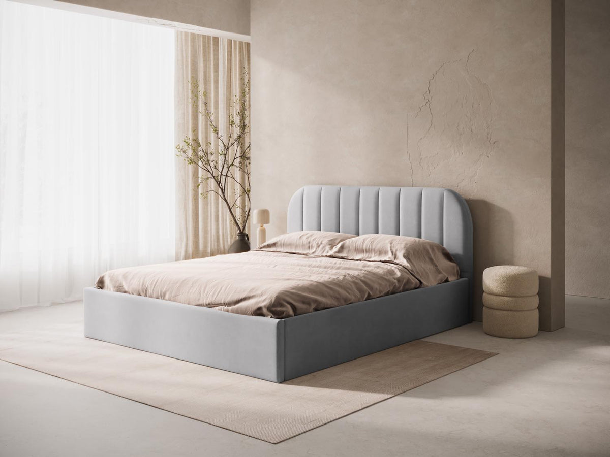 Billy Velour Headboard in Silver-Bluvel präsentiert im Onlineshop von KAQTU Design AG. Kopfteile ist von Micadoni