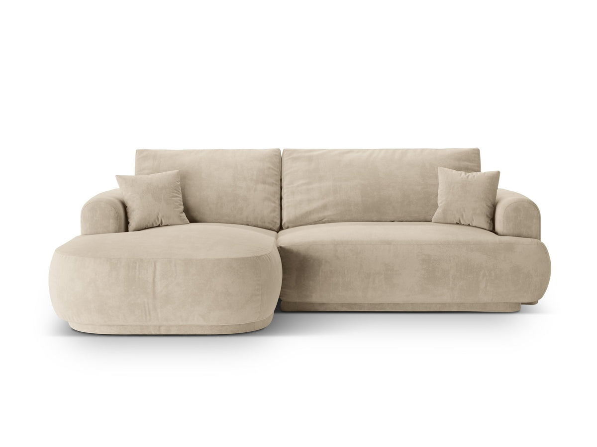 Ecksofa Ella von Micadoni in Leichtes Beige mit Veloursstoff-Bezug, schwarzen Kunststoffbeinen und ausklappbarer Liegefläche links, Retro-Form.