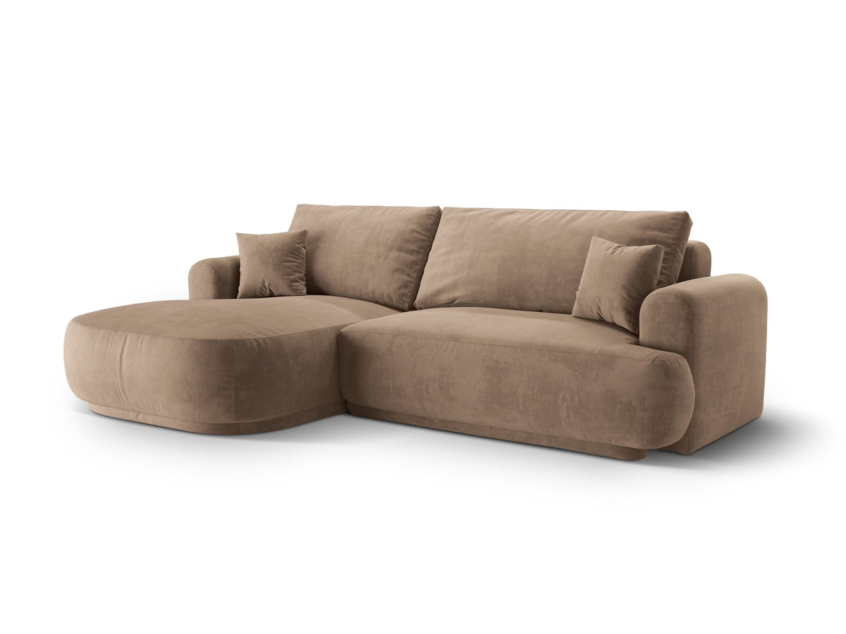 Ecksofa Ella von Micadoni in Leichtes Beige mit Veloursstoff-Bezug, schwarzen Kunststoffbeinen und ausklappbarer Liegefläche links, Retro-Form.