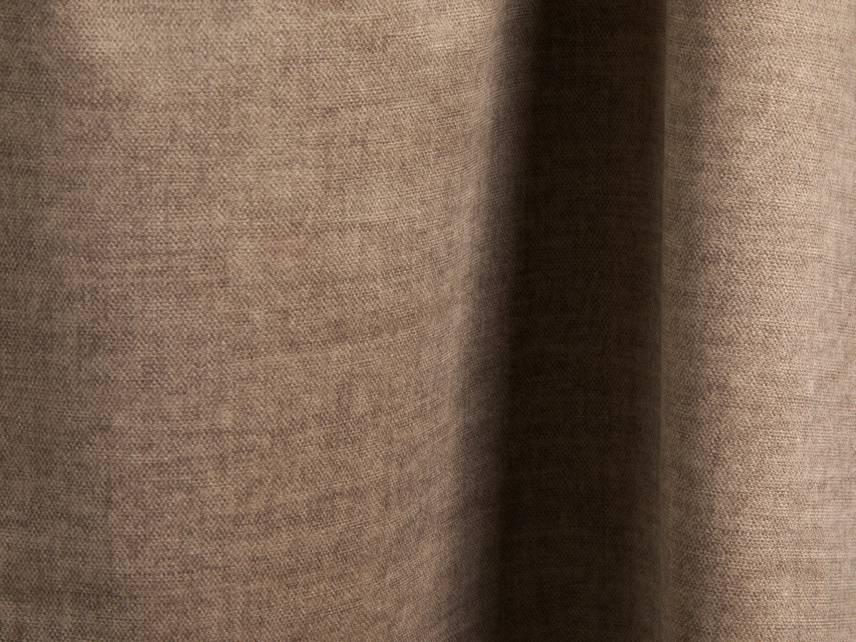 Ecksofa Ella von Micadoni in Leichtes Beige mit Veloursstoff-Bezug, schwarzen Kunststoffbeinen und ausklappbarer Liegefläche links, Retro-Form.
