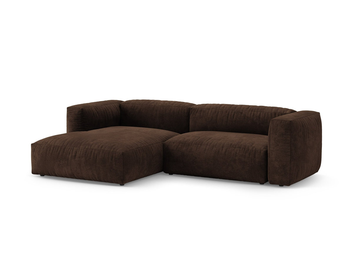 Ecksofa Martina in Schokolade mit Veloursbezug Vogue, schwarzen Kunststoffbeinen und ausklappbarer Liegefläche, Ausrichtung links.