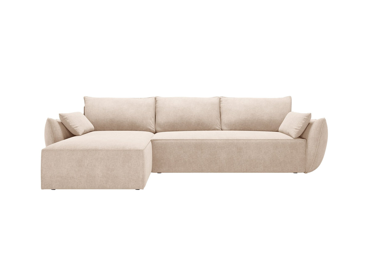 Linksseitiges Ecksofa Kaelle von Micadoni in leichtem Beige mit Chenille-Stoffbezug, schwarzen Kunststoffbeinen und ausklappbarem Bettkasten.