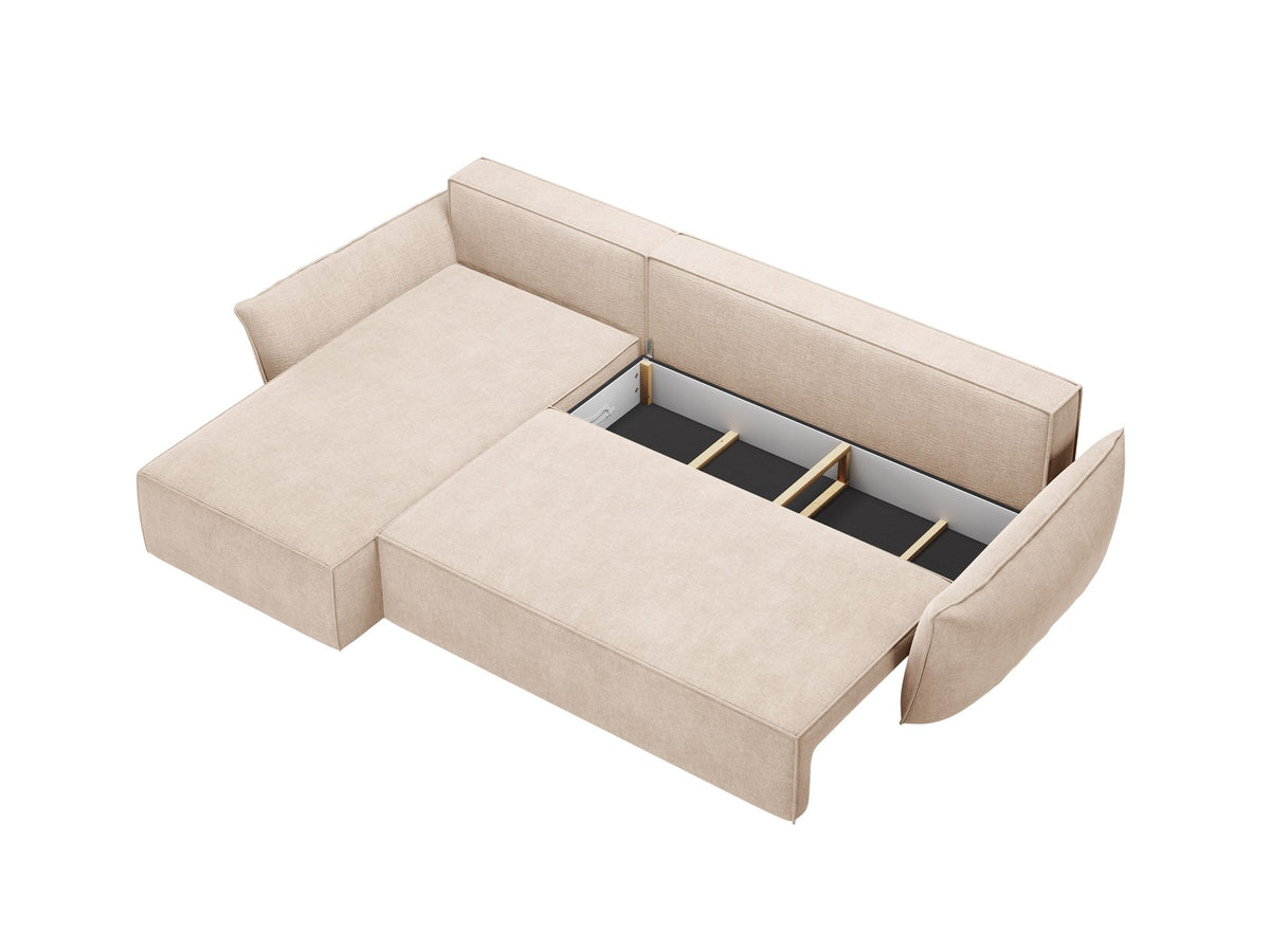 Linksseitiges Ecksofa Kaelle von Micadoni in leichtem Beige mit Chenille-Stoffbezug, schwarzen Kunststoffbeinen und ausklappbarem Bettkasten.