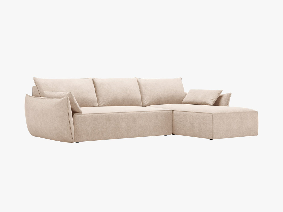 Linksseitiges Ecksofa Kaelle von Micadoni in leichtem Beige mit Chenille-Stoffbezug, schwarzen Kunststoffbeinen und ausklappbarem Bettkasten.