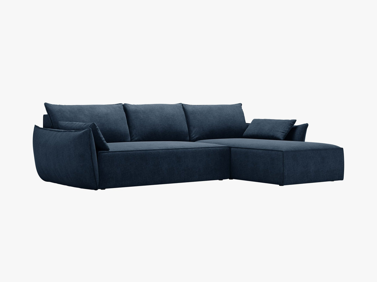 Linksseitiges Ecksofa Kaelle von Micadoni in leichtem Beige mit Chenille-Stoffbezug, schwarzen Kunststoffbeinen und ausklappbarem Bettkasten.